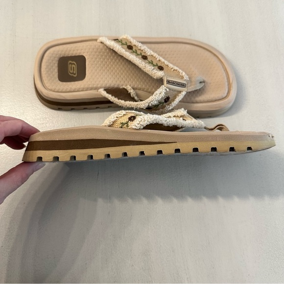 Skechers Women’s Tan & Cream Slip On Split Toe Embroidered Fringe Strap GUC - Picture 6 of 11